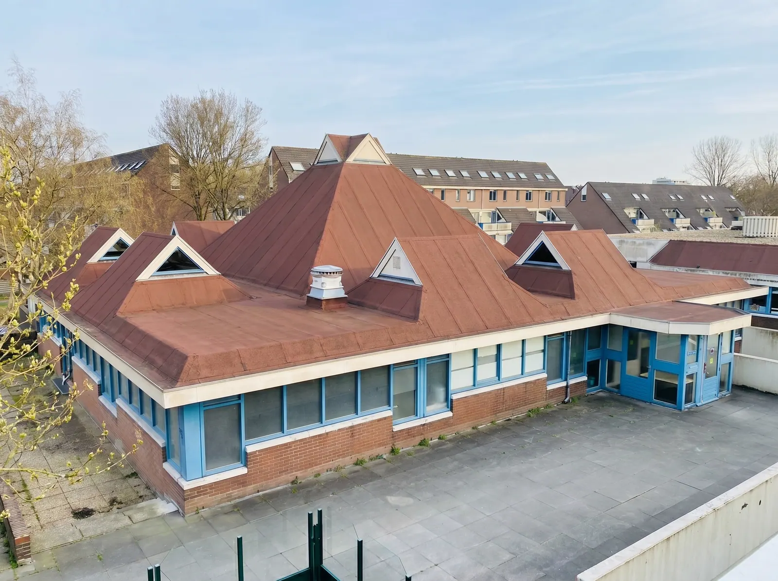 De karakteristieke terracotta daken van het pand, van bovenaf gezien